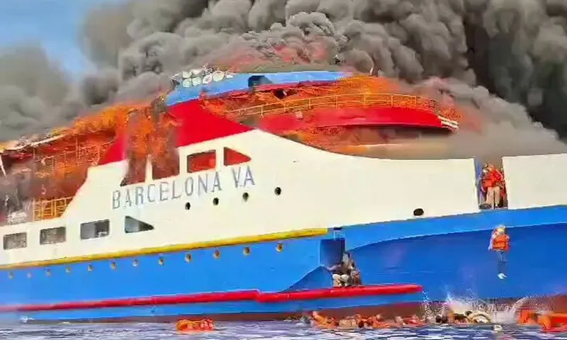 Cháy tàu chở khách ngoài khơi Indonesia, hàng trăm người nhảy xuống biển thoát thân