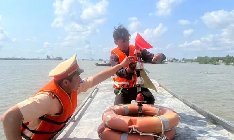 Cảnh sát đường thủy Công an TP.HCM kiểm tra, hướng dẫn các điều kiện an toàn phương tiện thủy, kỹ năng ứng phó thiên tai - Ảnh PC08