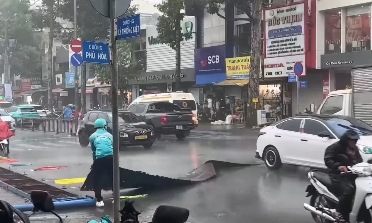 Cổng chào tại chợ Tân Bình bất ngờ đổ sập sau dông lớn, nhiều người thoát nạn trong gang tấc