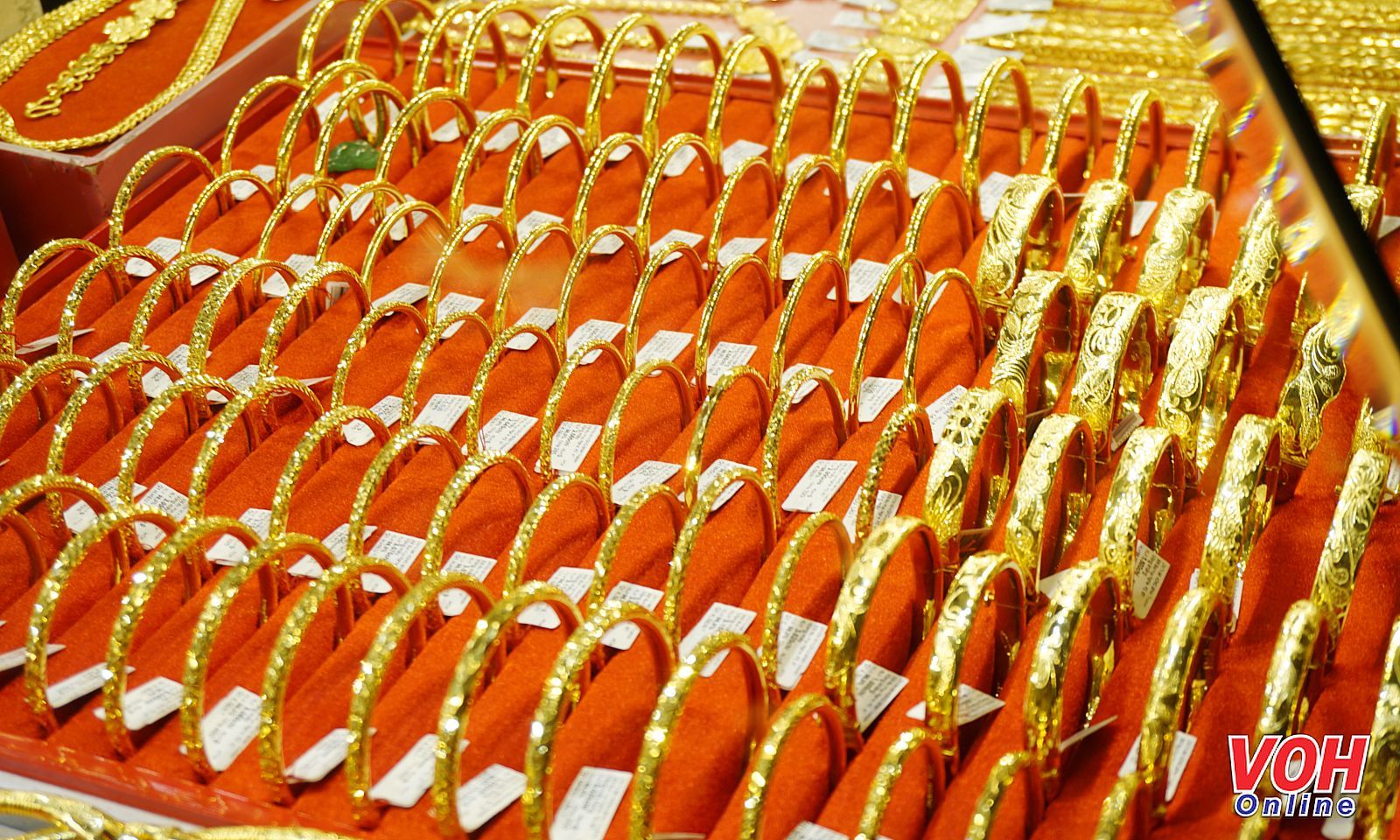 Giá vàng thế giới duy trì ổn định, trong nước vượt mốc 121 triệu đồng/lượng