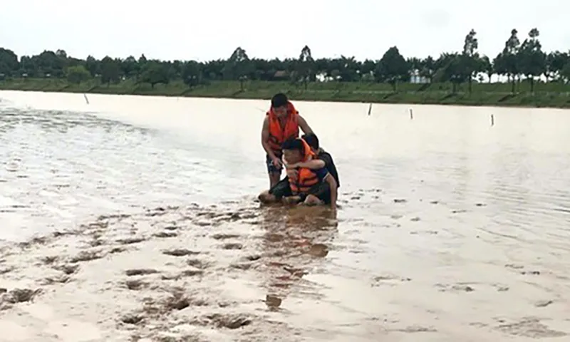 Cứu nạn kịp thời 2 anh em bị đuối nước trên sông Đăk Bla