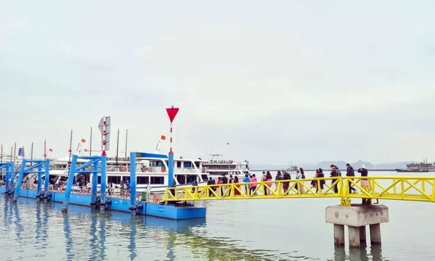 Tạm dừng toàn bộ tàu du lịch trên vịnh Hạ Long do bão số 3