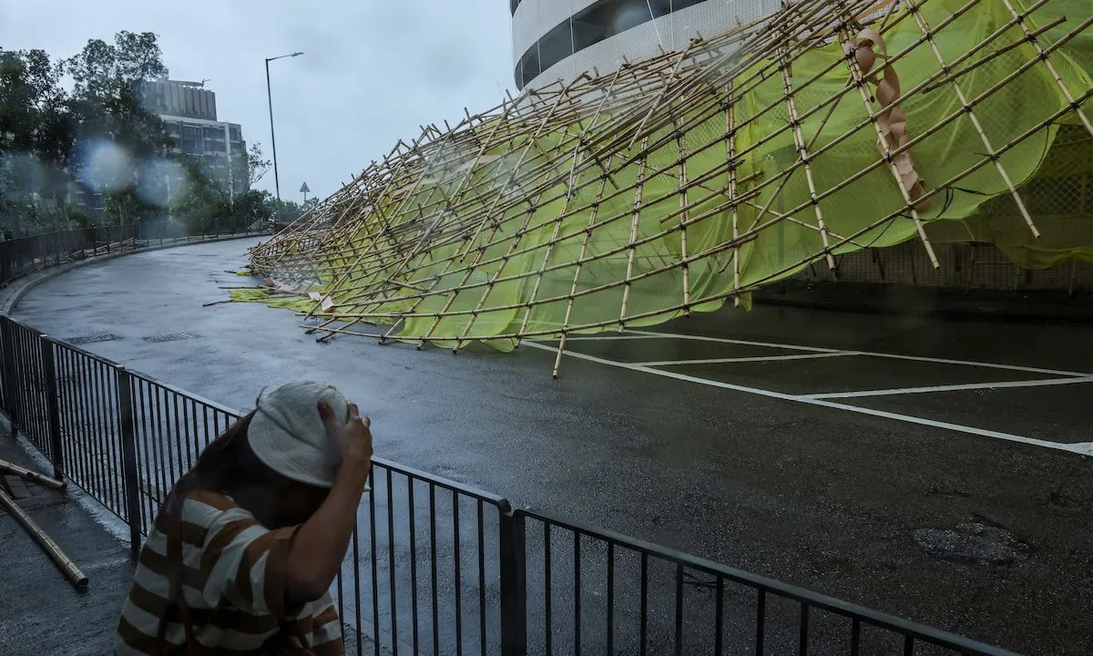 Bão Wipha càn quét Hong Kong, hệ thống giao thông tê liệt