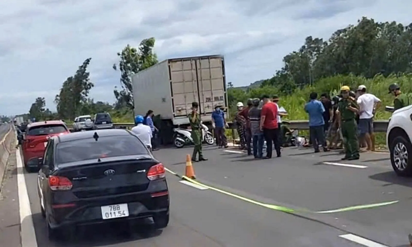 Đắk Lắk: 3 bà cháu tử vong sau va chạm với xe tải đỗ ven quốc lộ 