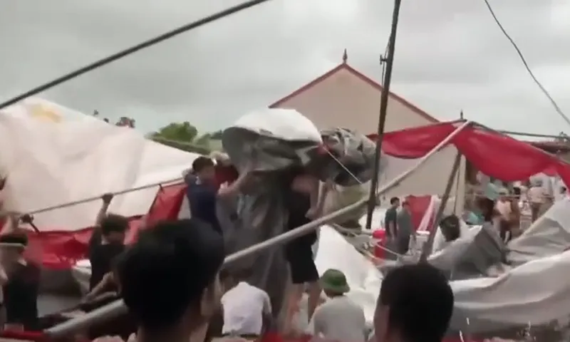 Tiệc đám cưới bị dông lốc thổi bay vào chiều 19 7