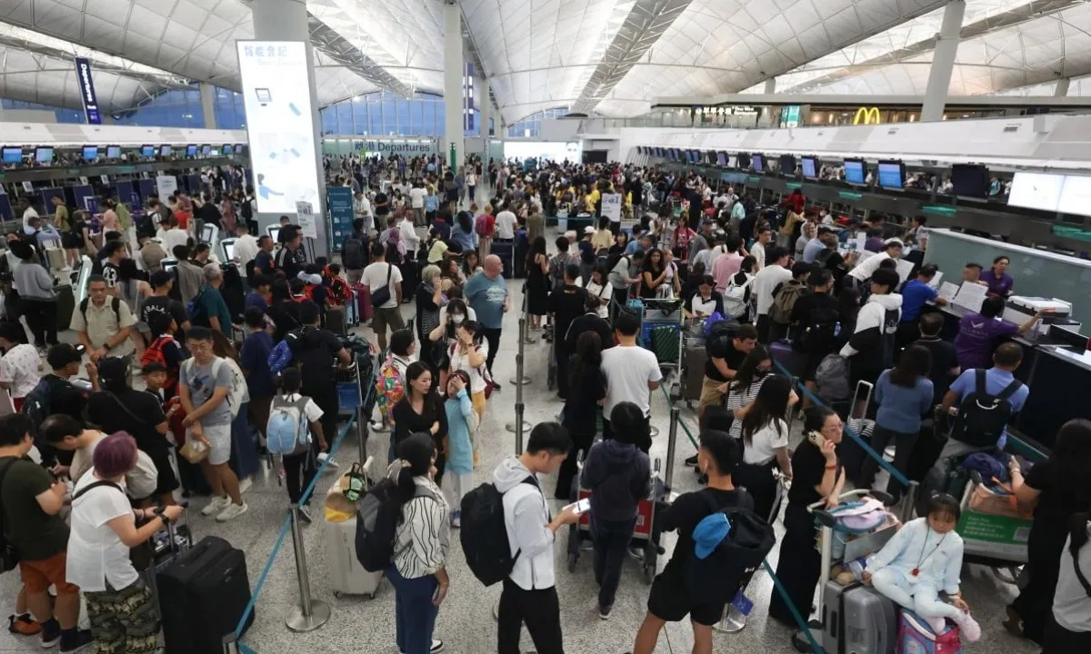 Hong Kong chao đảo vì bão Wipha: Hàng ngàn người mắc kẹt