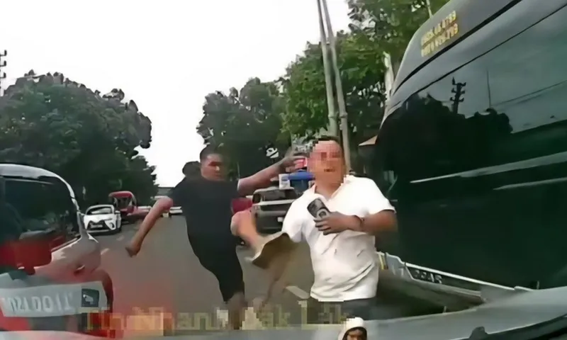 Đắk Lắk: Xác minh vụ tài xế xe điện hành hung người giữa đường gây xôn xao