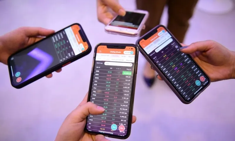 Chứng khoán tăng nóng, rủi ro điều chỉnh hiện rõ  