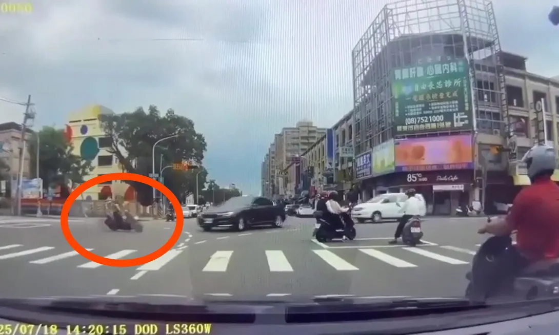 Video clip: Chiếc xe máy vượt đèn đỏ gây tai nạn liên hoàn