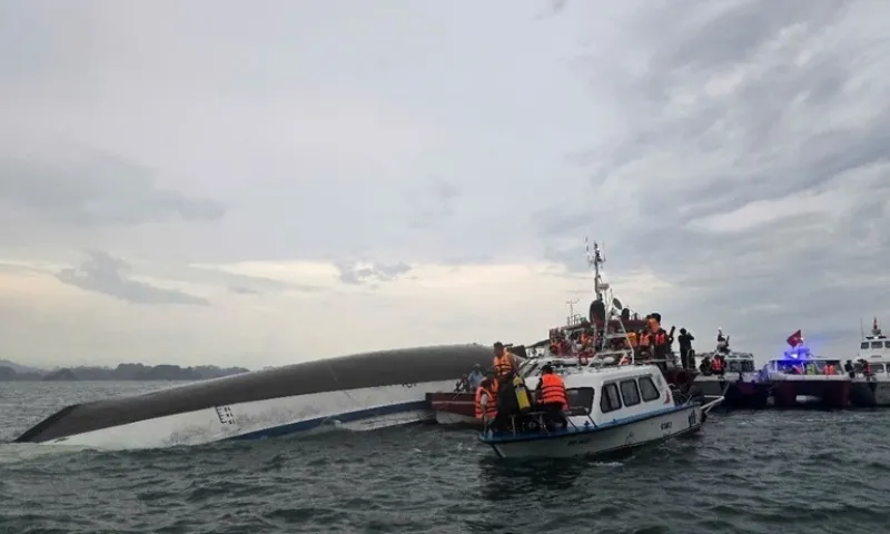 Vụ lật tàu ở vịnh Hạ Long: Tìm thấy thi thể bé 6 tuổi 