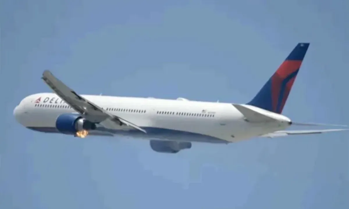 Cháy động cơ giữa trời, máy bay Delta chở 226 người hạ cánh khẩn 