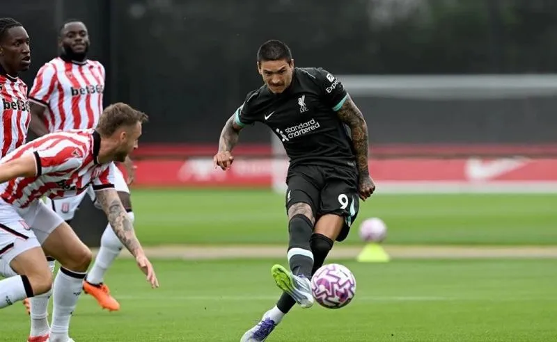 Darwin Nunez ghi hattrick vào lưới Stoke City. Ảnh: Internet