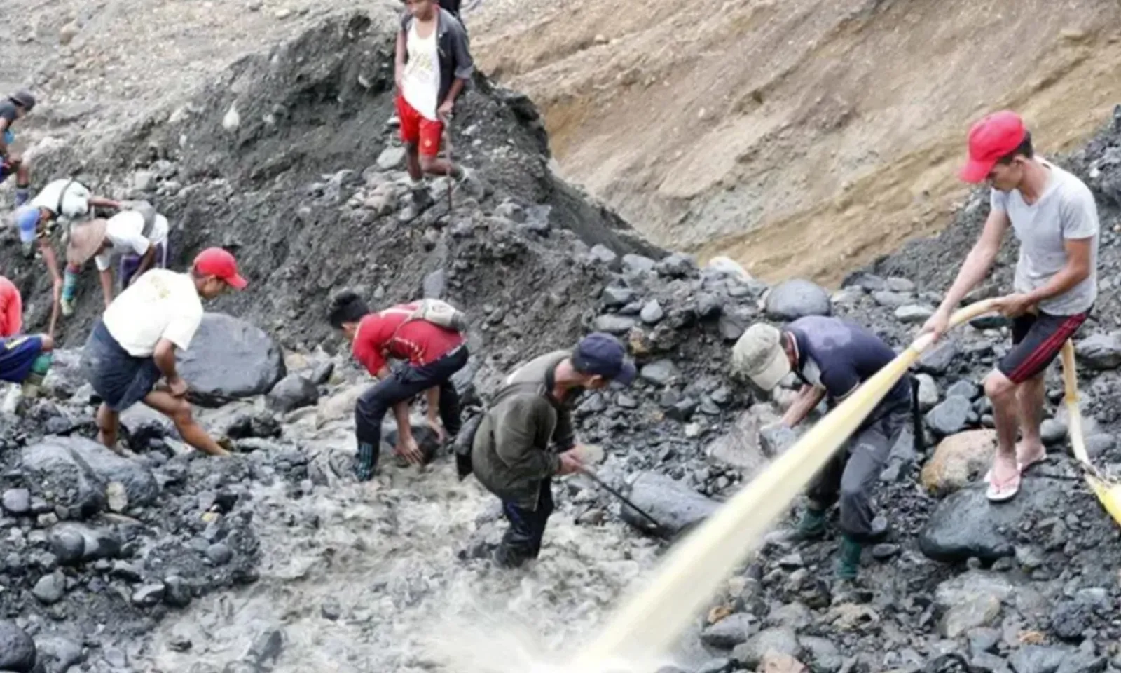 Sập mỏ ngọc bích ở miền bắc Myanmar, khoảng 20 người mắc kẹt
