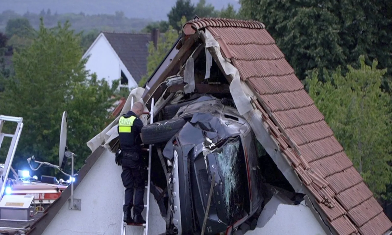 Đức: Ô tô bay lên không trung rồi rơi xuống mái nhà cao 3 m, nhiều người bị thương nặng