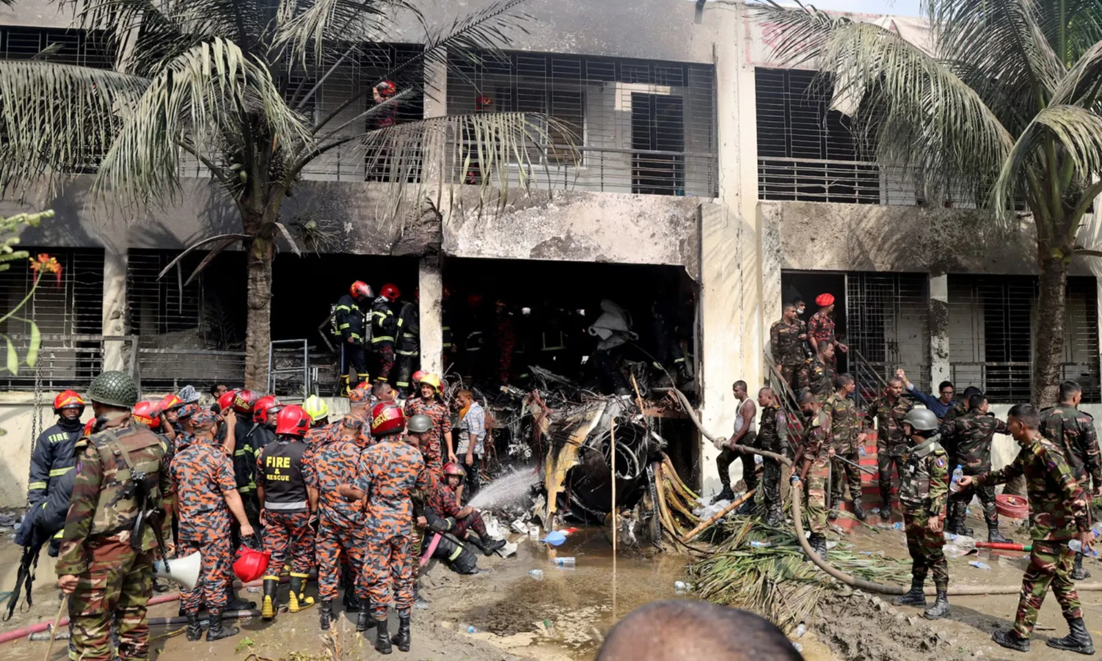 Máy bay không quân Bangladesh đâm vào khuôn viên trường đại học, ít nhất 19 người thiệt mạng