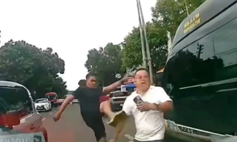 Xác minh vụ tài xế xe điện đá tài xế ô tô dịch vụ sau va chạm giao thông 