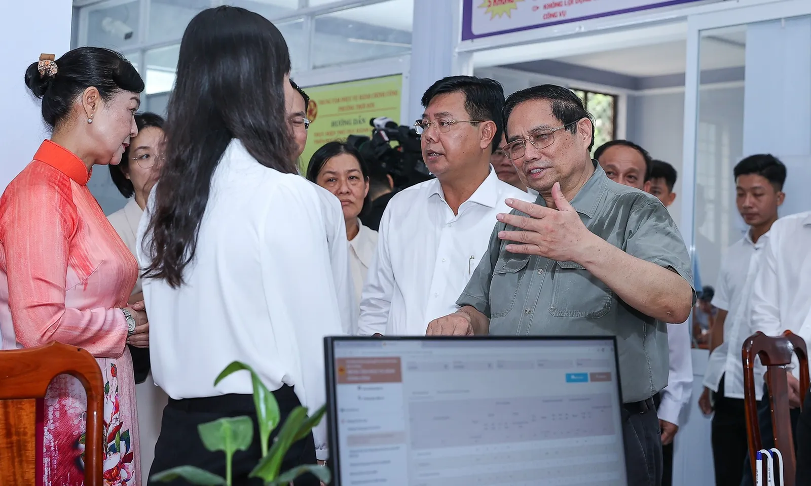 Thủ tướng: Chuyển từ hành chính quản lý sang phục vụ nhân dân và kiến tạo phát triển