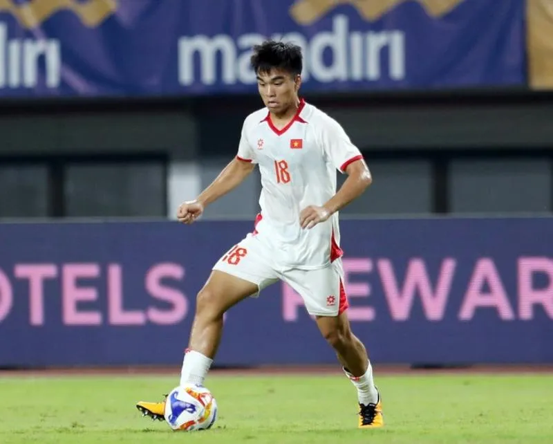Công Phương ra sân từ ghế dự bị trong trận thắng U23 Lào (Ảnh: Anh Khoa)