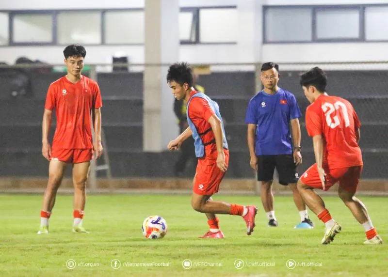 U23 Việt Nam tập nhẹ vào tối 20/7 (Ảnh: VFF)