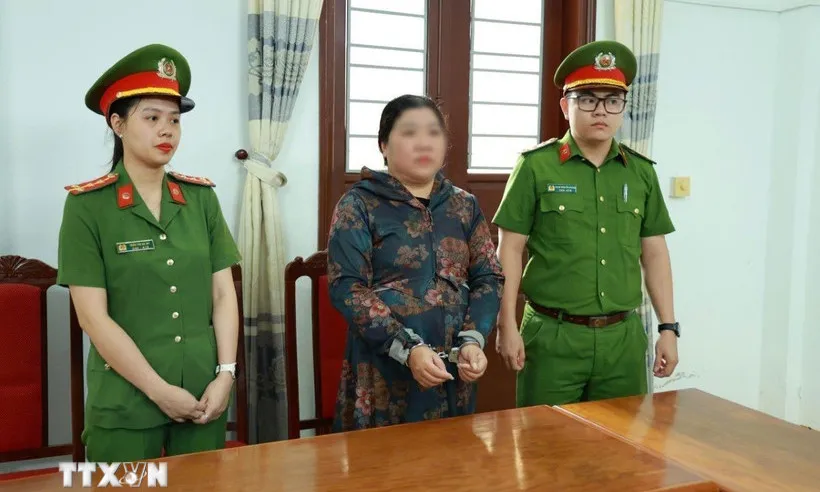 Quảng Trị: Bắt tạm giam người phụ nữ vay tiền kinh doanh rồi chiếm đoạt để đánh bạc