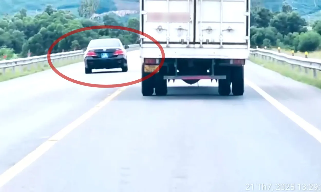 Video clip: Tài xế ô tô biển xanh vượt ẩu trên cao tốc bị phạt 5 triệu đồng