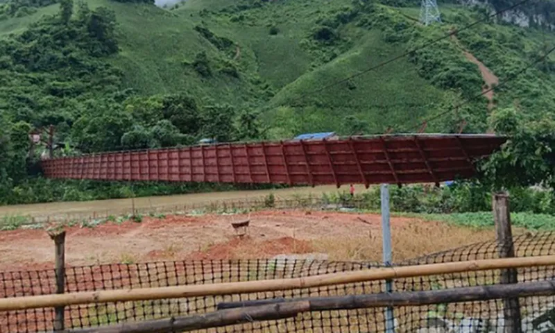 Cầu treo đứt cáp làm ô tô rơi xuống sông