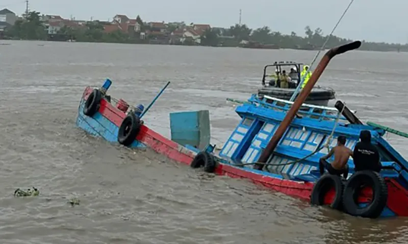 Cứu thoát 9 người trên chiếc thuyền bị lật ở sông Chanh