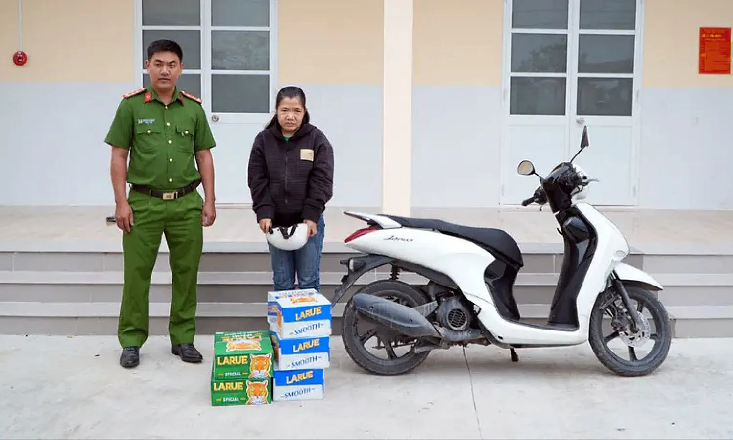 Cần Thơ: Bắt người phụ nữ giả vờ mua bia rồi trộm cướp 