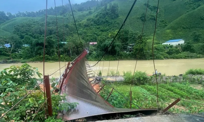 Đứt cáp cầu treo Pa Thơm, ô tô và xe máy rơi xuống sông 