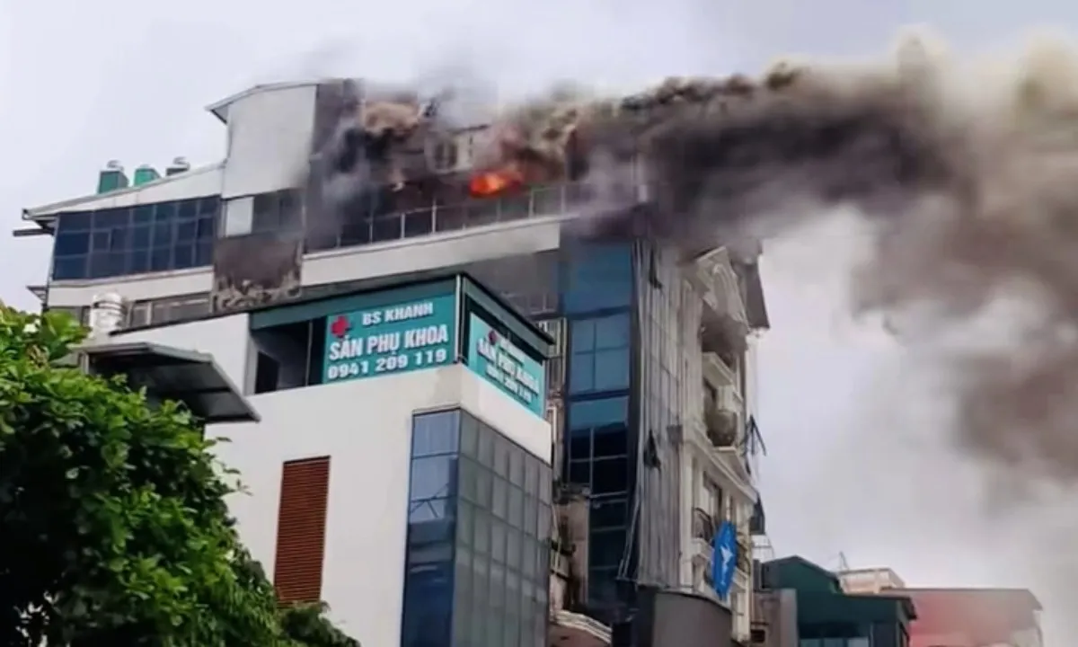 Hà Nội: Nhà 5 tầng bốc cháy ngùn ngụt