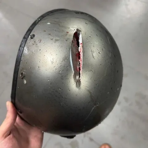 Mảnh kính rơi trúng đầu, đâm sâu qua nón bảo hiểm của anh T. khi đang chạy xe máy chiều trên đường Võ Chí Công (TP Hà Nội).