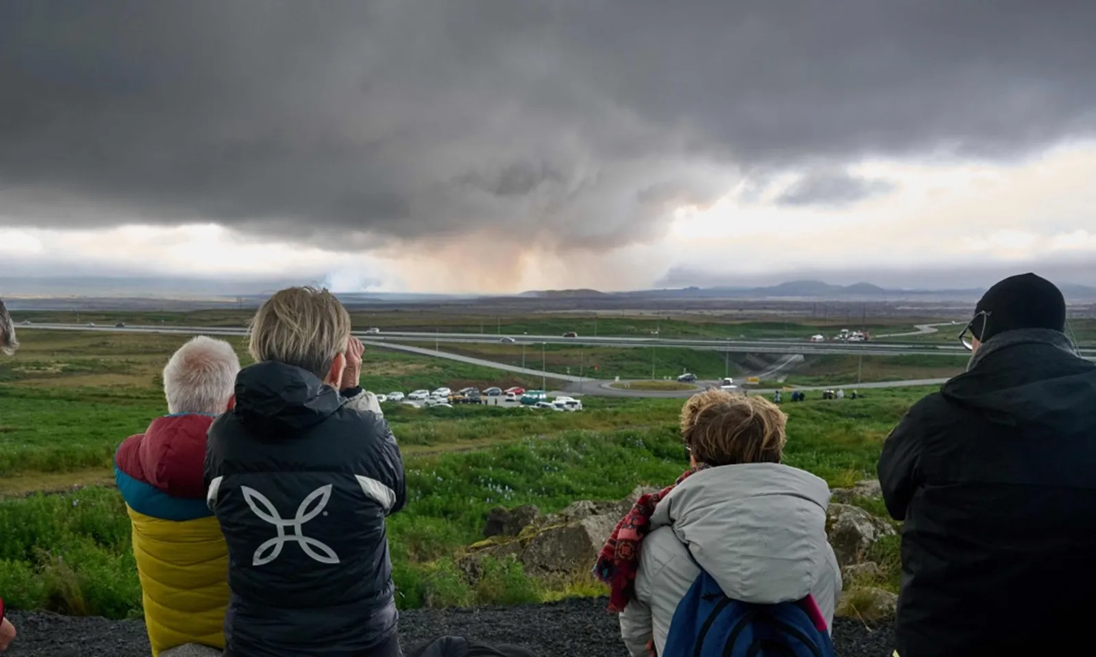Bụi núi lửa bao trùm Iceland