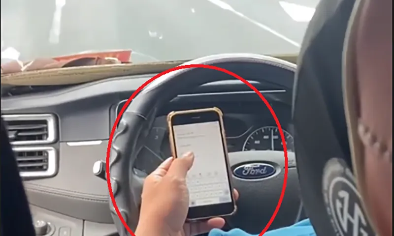 Tài xế xe khách xem điện thoại trên cao tốc bị phạt 5 triệu đồng