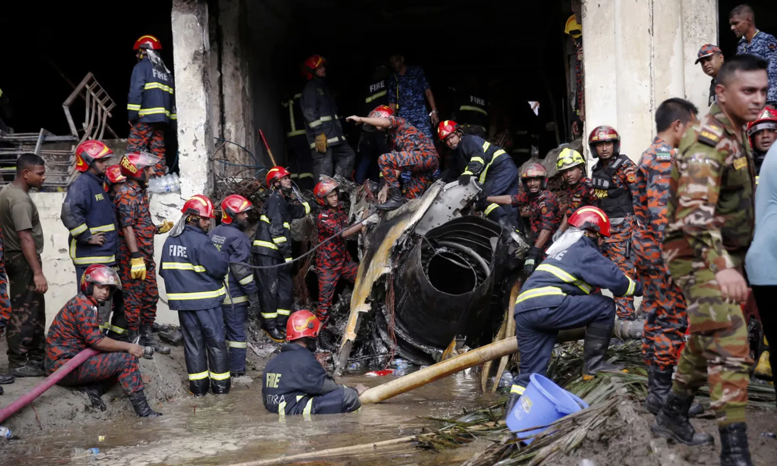 Tai nạn máy bay tại Bangladesh: Số người chết tăng lên 27