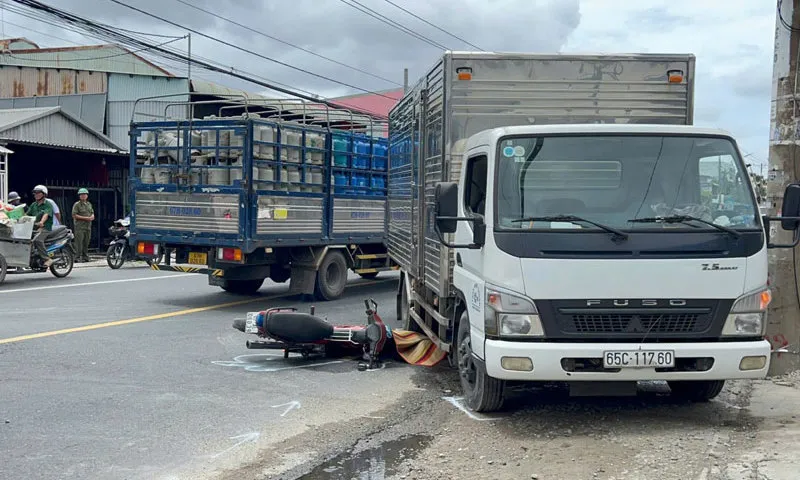 Va chạm xe tải, người phụ nữ đi xe máy tử vong dưới bánh xe tải