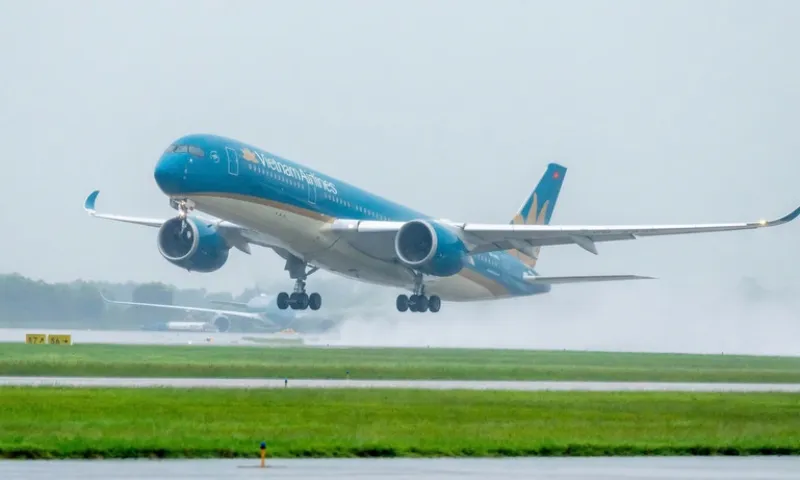 Gần 130 chuyến bay phải đổi hướng để tránh bão số 3