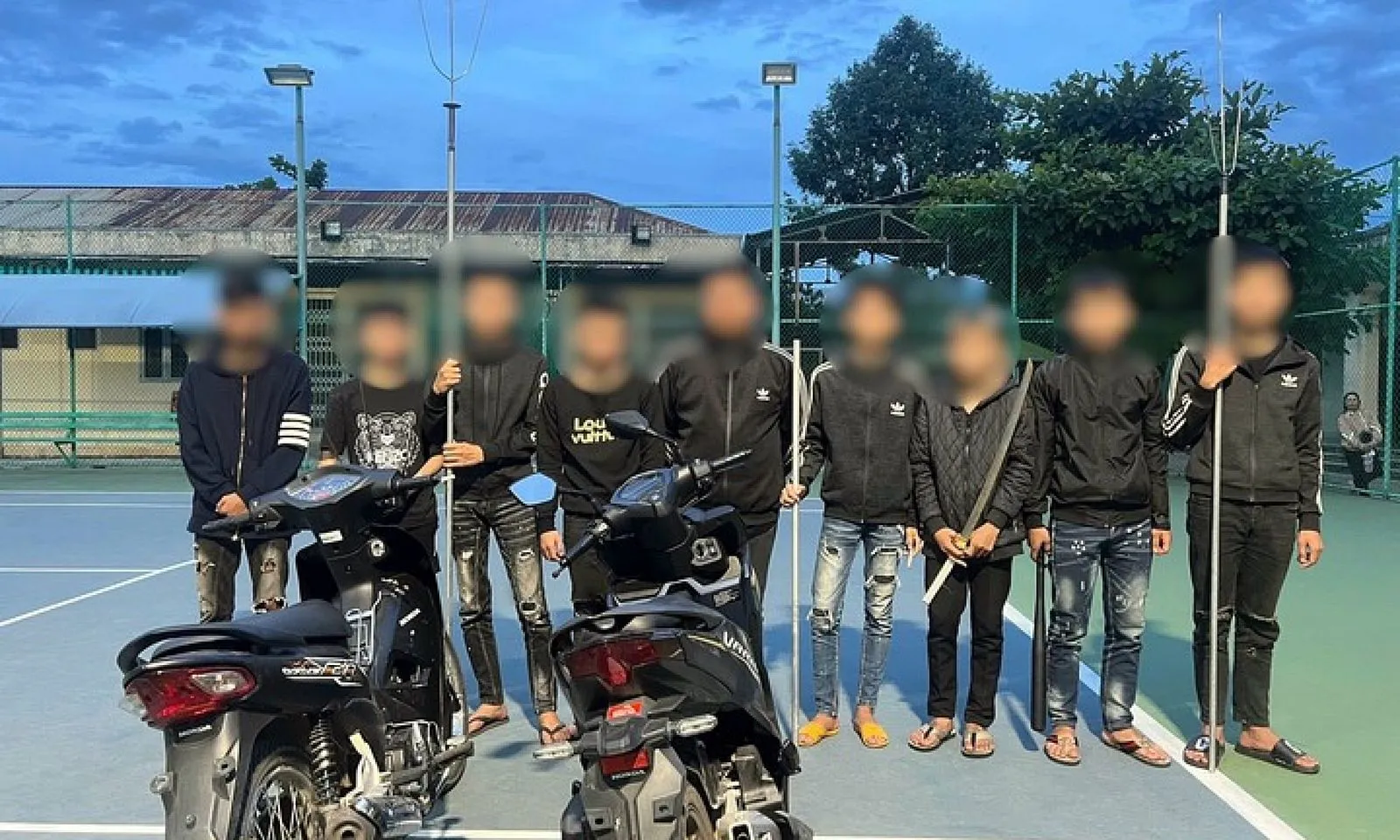 Mâu thuẫn trên mạng xã hội, nhóm thiếu niên mang kiếm đi tìm đối thủ