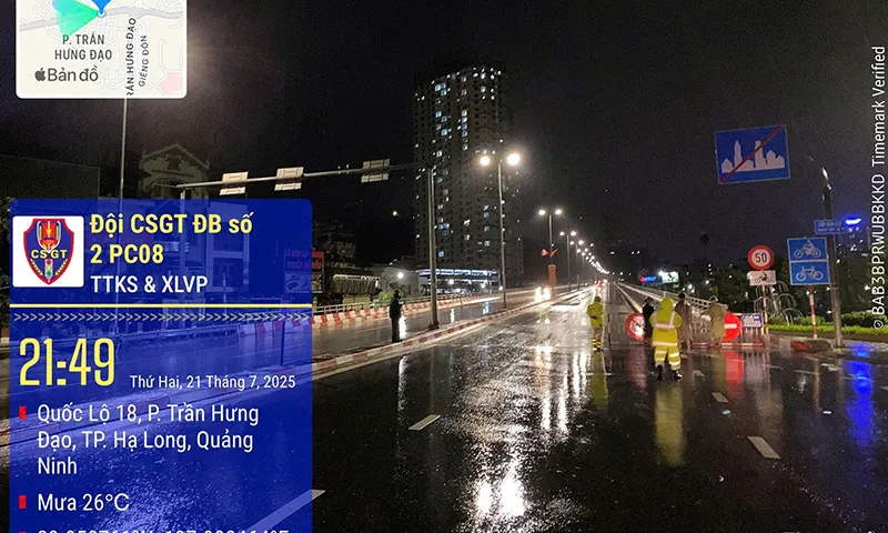 Dùng xe tải chở xe máy và xe thô sơ qua cầu Bãi Cháy