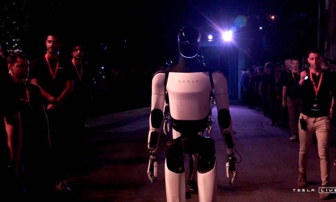 Robot hình người Tesla Optimus chính thức phục vụ tại nhà hàng Tesla Diner ở Mỹ