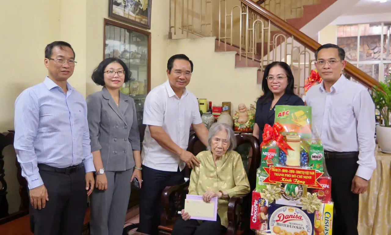 Lãnh đạo TPHCM thăm, tri ân các gia đình chính sách nhân kỷ niệm Ngày Thương binh - Liệt sĩ