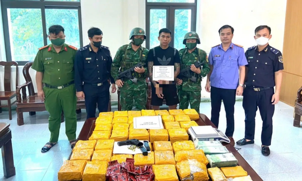 Gia cố hầm xe ôtô giấu 45kg ma túy và súng quân dụng từ Lào về Việt Nam