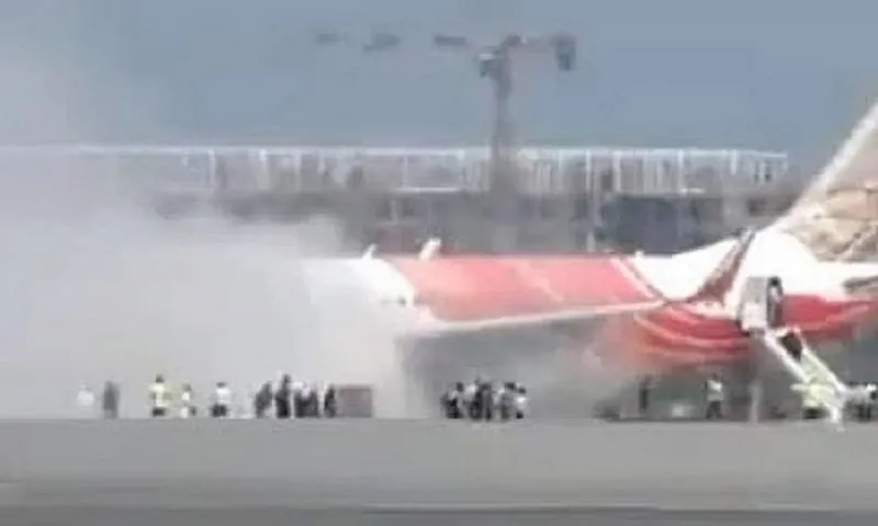 Ấn Độ: Máy bay bốc cháy ngay sau khi hạ cánh