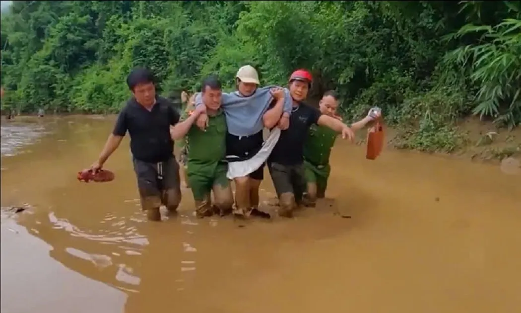 Sản phụ được lực lượng công an kịp thời đưa vượt lũ đến bệnh viện sinh con