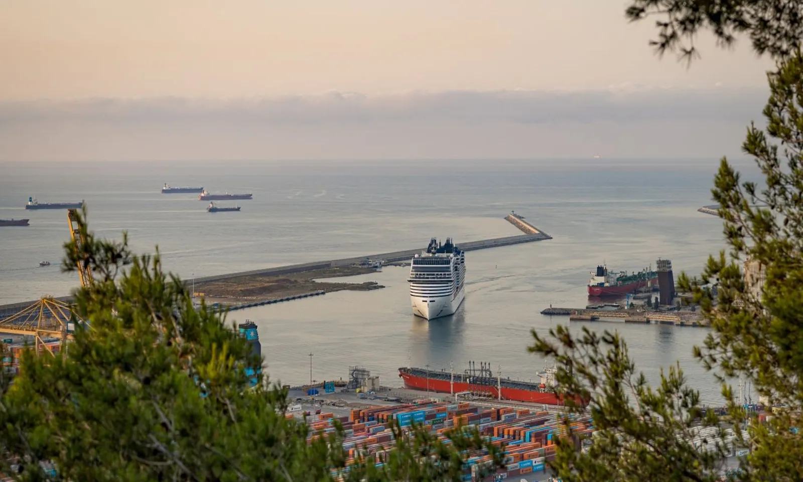 Barcelona đóng cửa hai bến tàu du lịch để cắt giảm lượng khách du lịch