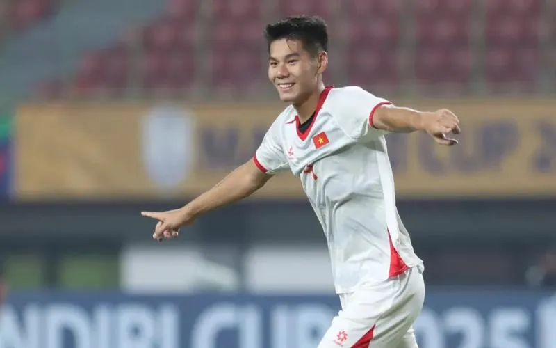 Trung vệ Nguyễn Hiểu Minh là cái tên đáng chú ý trong những tình huống cố định của U23 Việt Nam