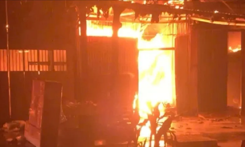 TPHCM: Hỏa hoạn bùng phát từ kho phế liệu, lan sang xưởng gỗ