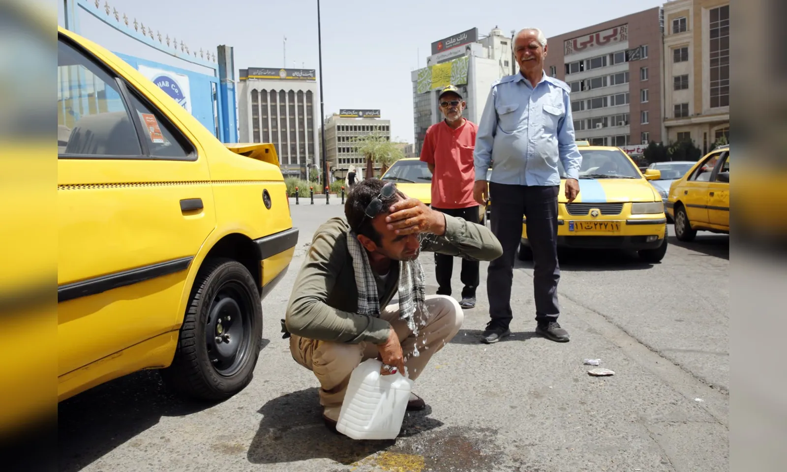 Iran yêu cầu người dân hạn chế sử dụng nước do nắng nóng 50 độ C