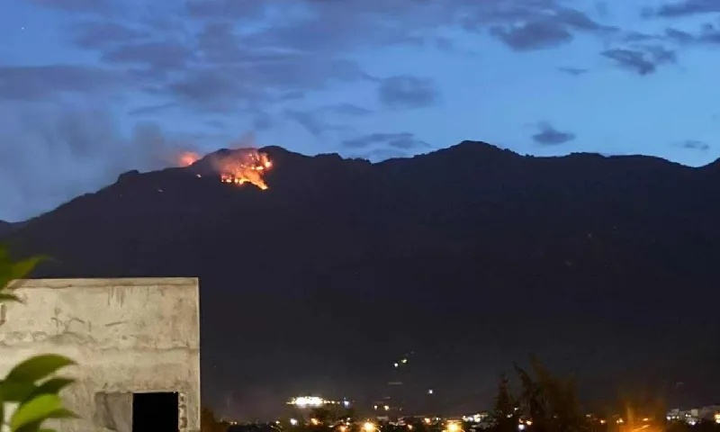 Núi Chín Khúc ở Nha Trang xảy ra cháy