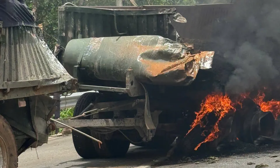 Va chạm giữa hai xe đầu kéo trên Quốc lộ 8A, một người trọng thương