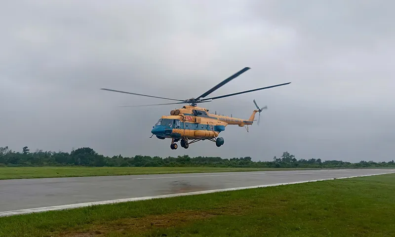 Dùng máy bay trực thăng Mi-171 thả hàng cứu trợ tại Nghệ An